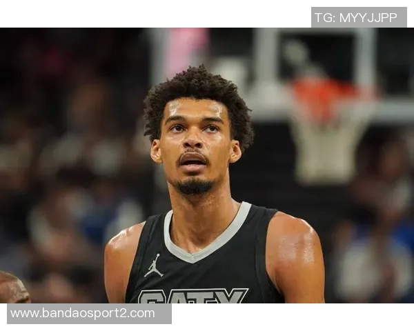 福克斯称赞文班亚马是顶尖球员强调团队合作的重要性