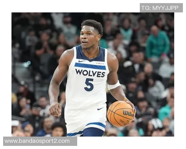 爱德华兹首节表现出色7投5中斩获12分并贡献1次抢断