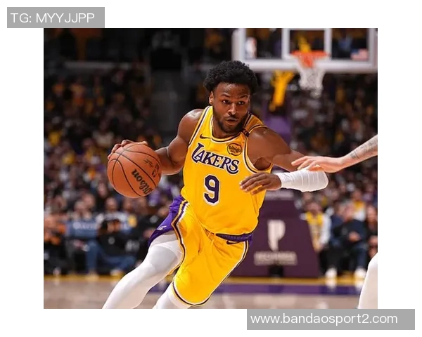 字母哥身穿老詹赠送的23号球衣入更衣室布朗尼球衣成新亮点